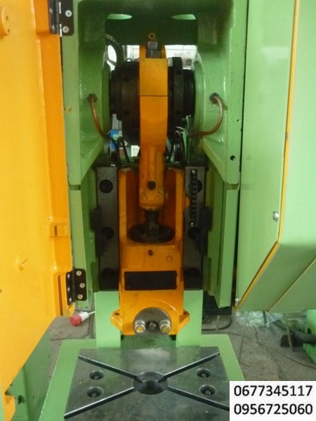 пресс кривошипный усилием 6,3 тонны модели КД2318 , Пресс кривошипный КД2118 настольный предназначен для штамповки деталей на провал, а также других операций штамповки с необходимым усилием до 6,3 тонн. Ход ползуна регулируемый, мм: 5/50 , Число ходов ползуна в минуту: 200 , Размеры стола, мм:  280×360 , Потребляемая мощность, кВт: 1,1 , Пресс может работать в нескольких режимах. 